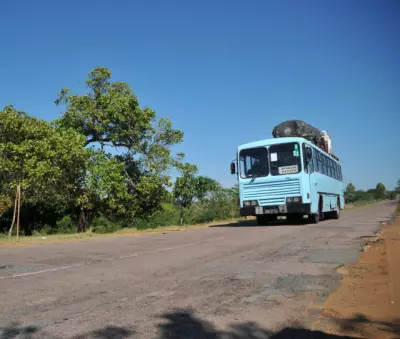 Zabytkowe autobusy na pełnych dziur szosach Mozambiku